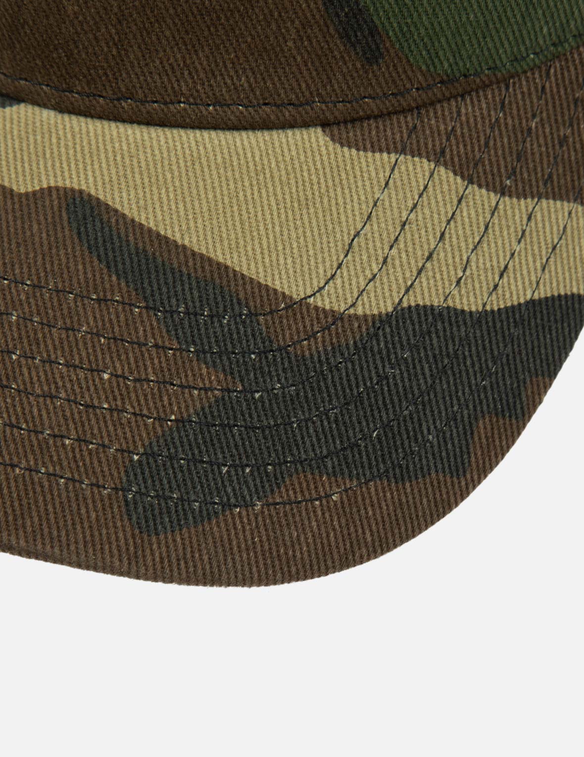 ロゴ刺繍の迷彩帽子