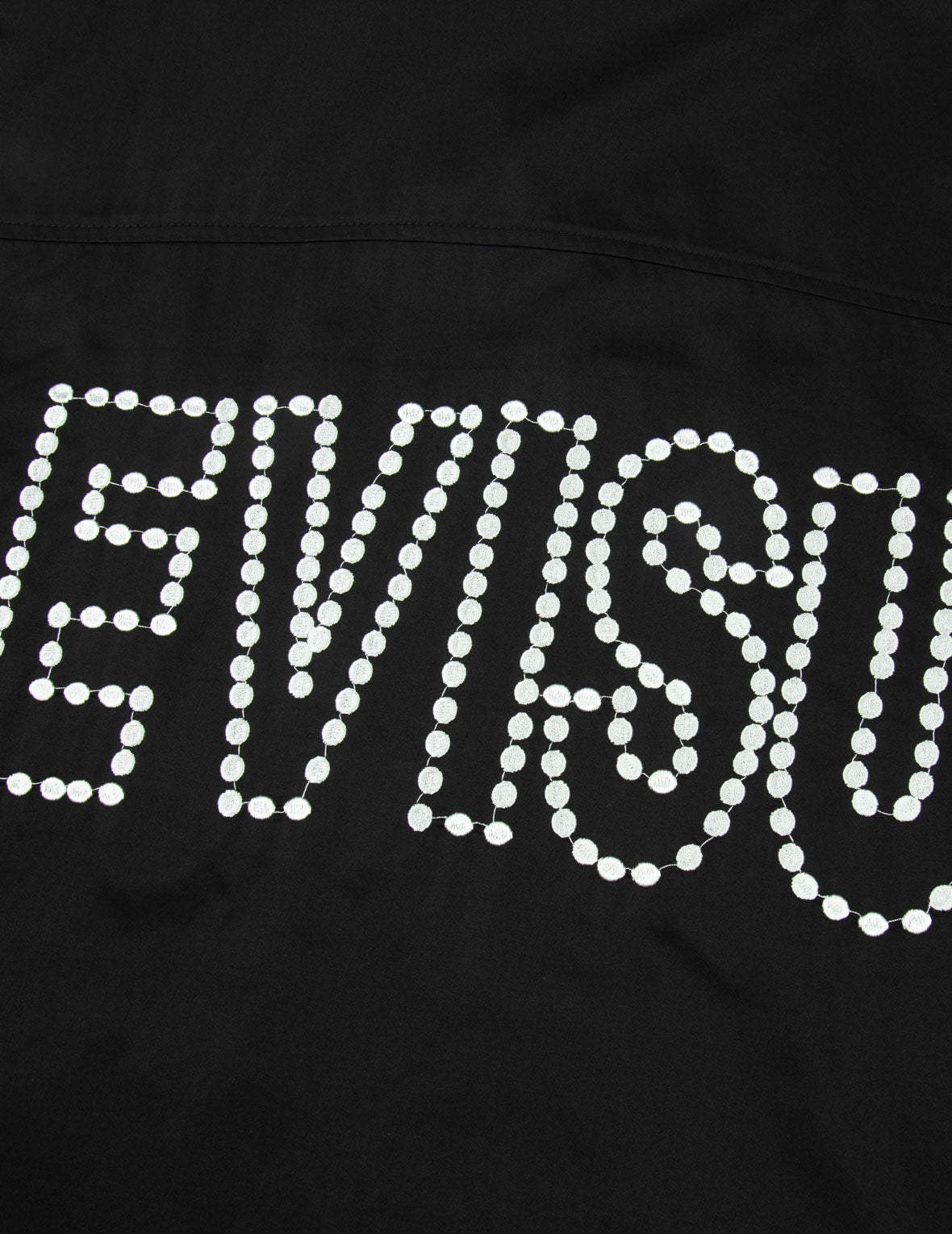 チェーンステッチ刺繍ロゴのボクシーテンセルシャツ