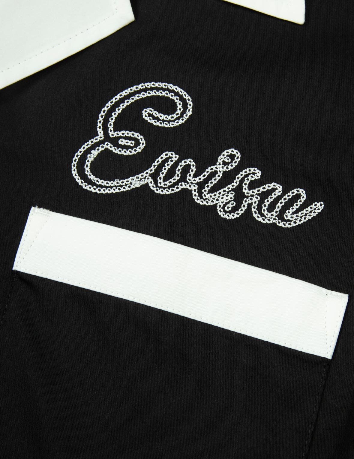 チェーンステッチ刺繍ロゴのボクシーテンセルシャツ