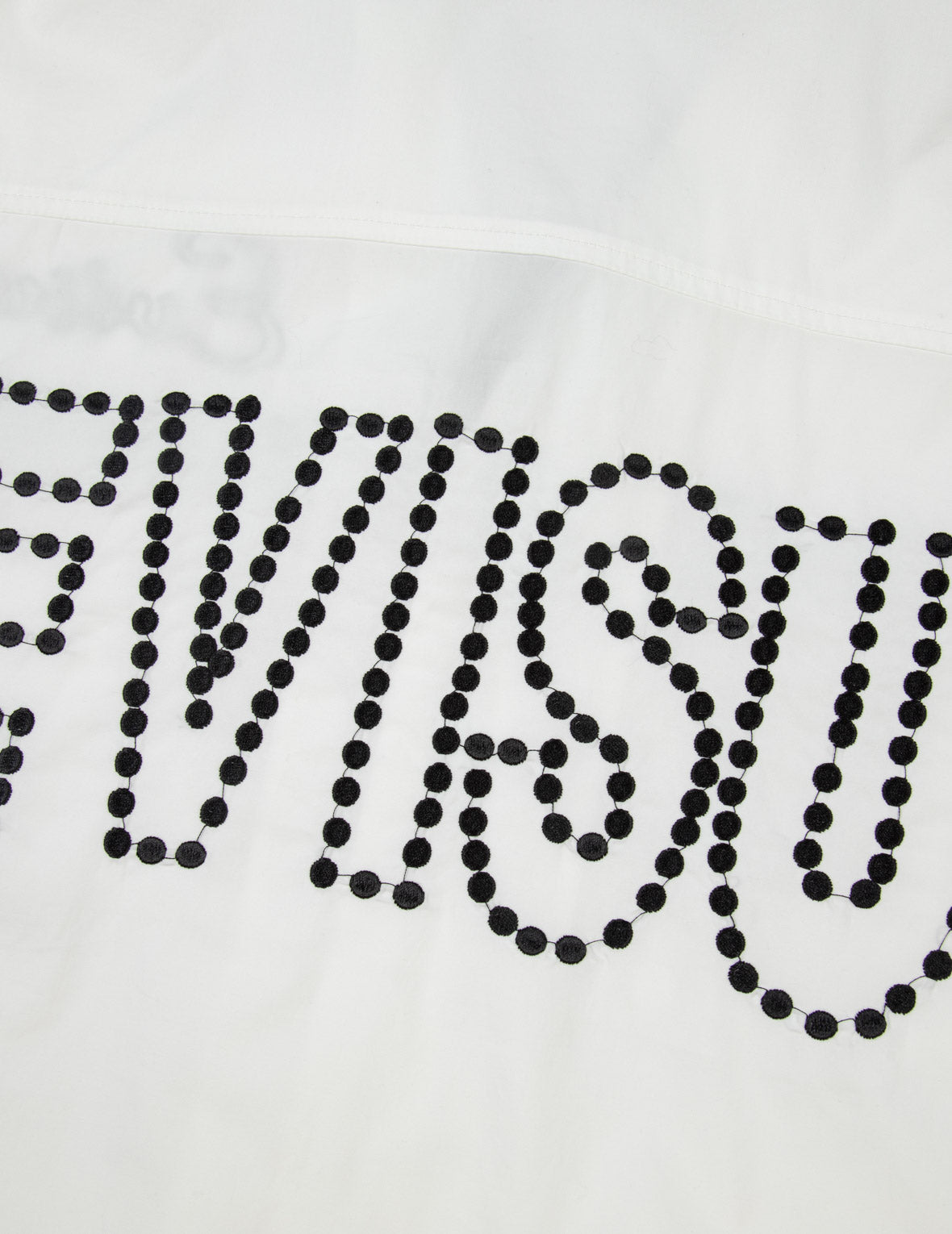 チェーンステッチ刺繍ロゴのボクシーテンセルシャツ