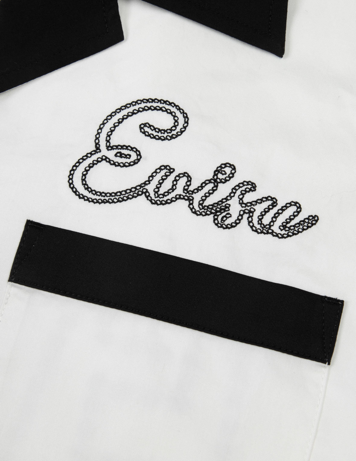 チェーンステッチ刺繍ロゴのボクシーテンセルシャツ