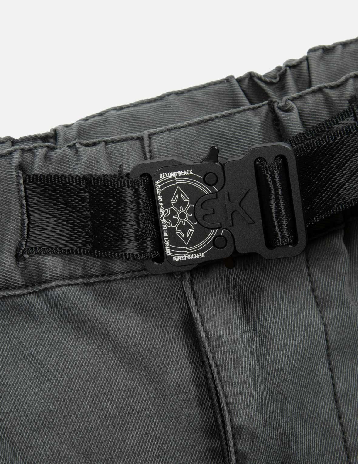 カモメプリントとマルチプルウーブンラベルのワイドレッグカーゴパンツ