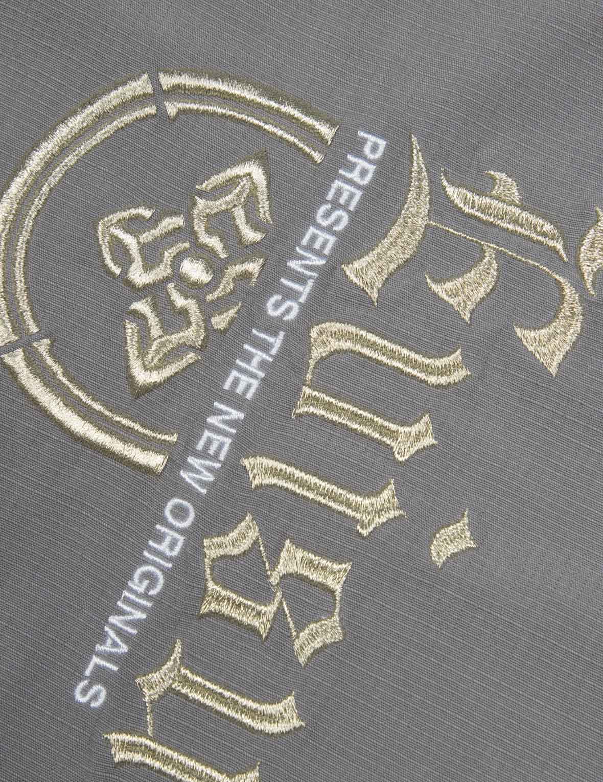 ロゴ刺繍モック2-in-1リラックスフィットシャツ