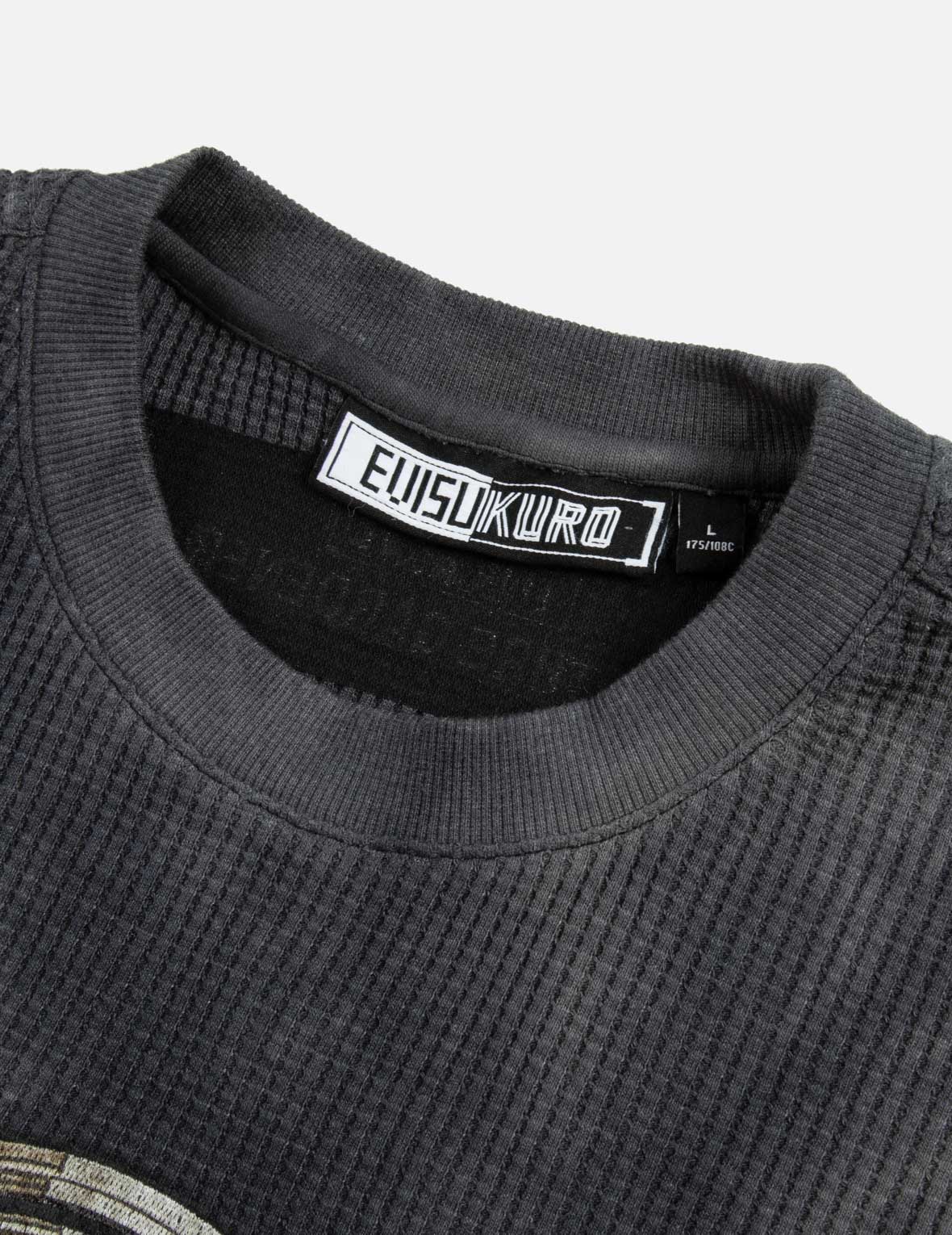 タイダイ家紋刺繍入りのリラックスフィットロングスリーブTシャツ
