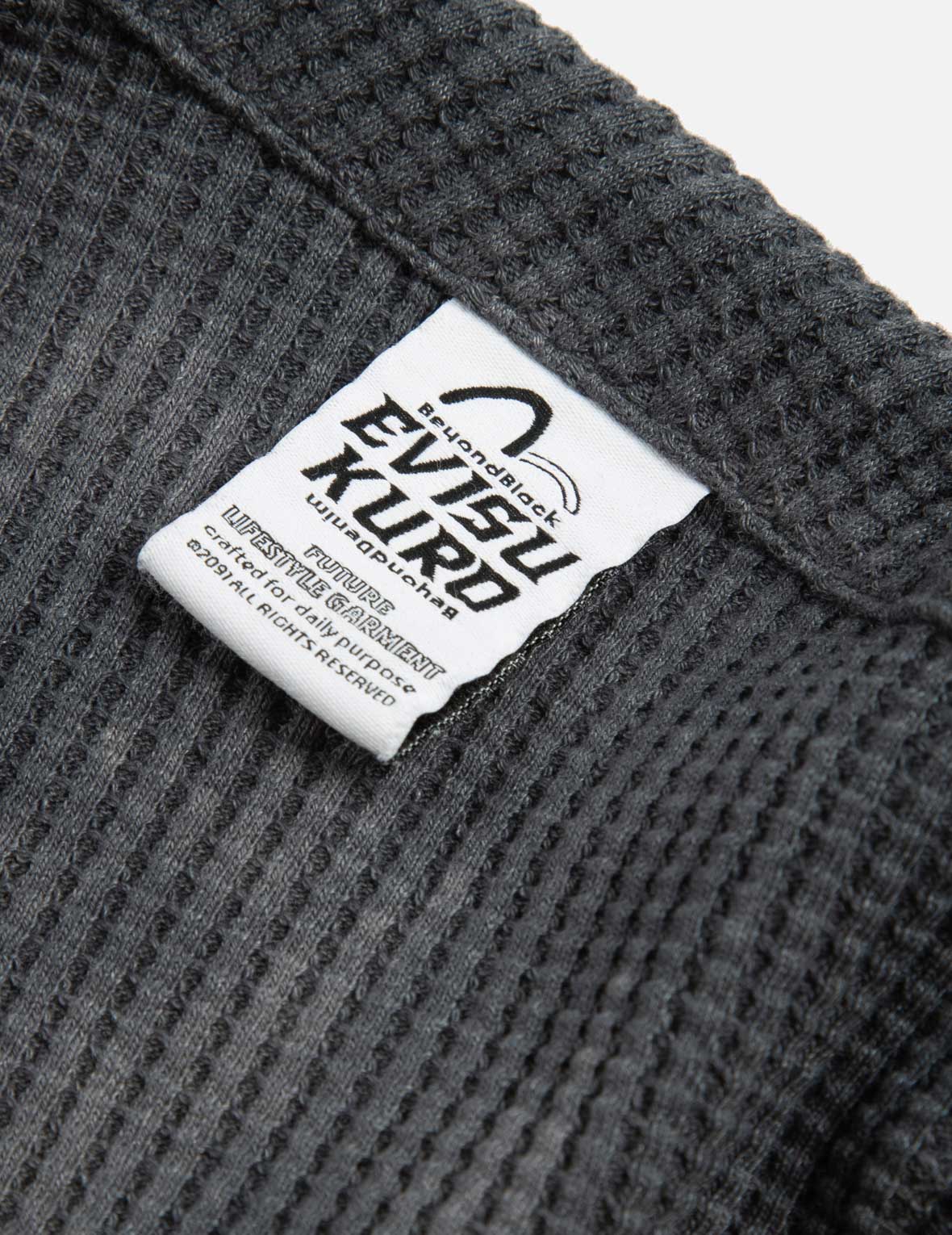 タイダイ家紋刺繍入りのリラックスフィットロングスリーブTシャツ