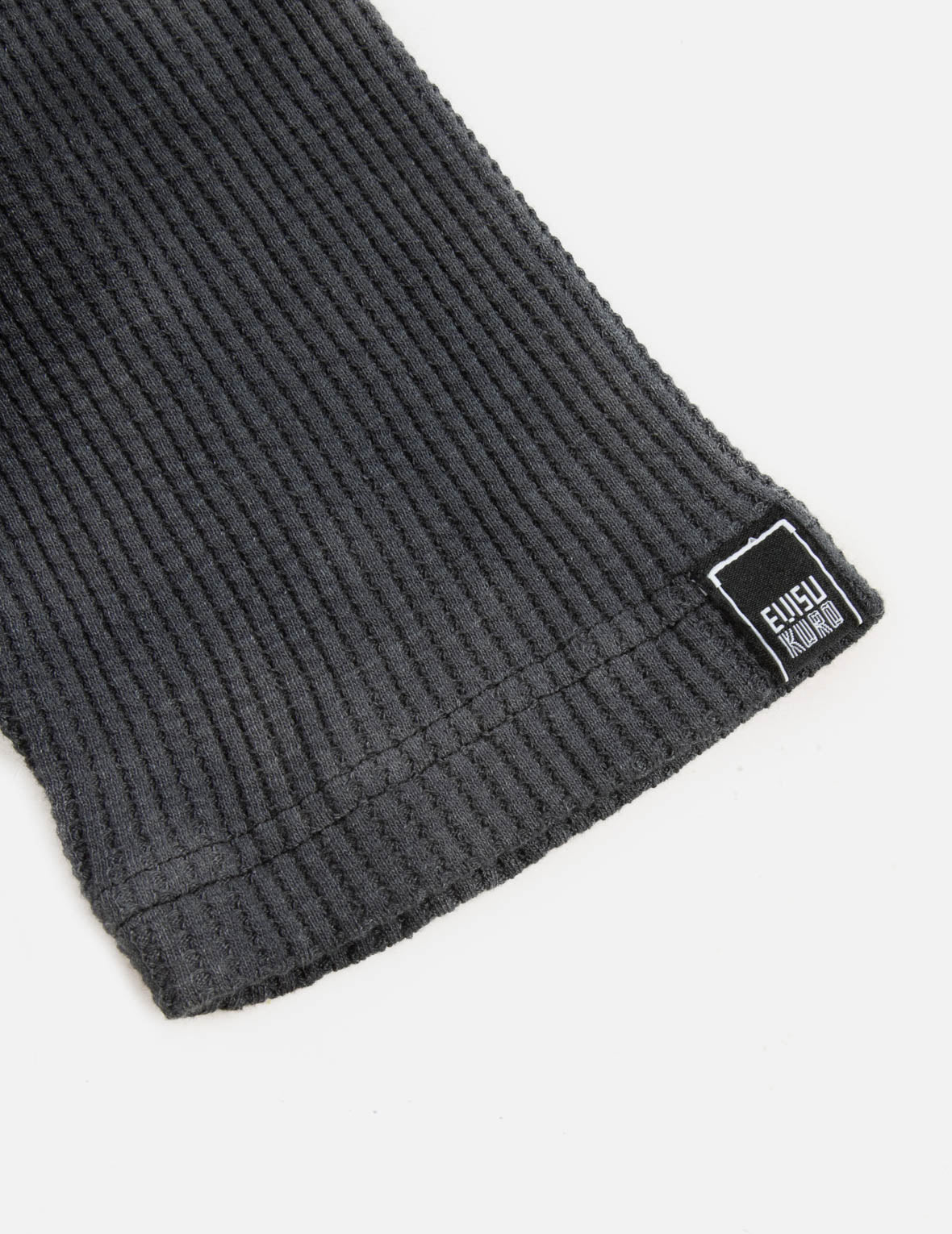 タイダイ家紋刺繍入りのリラックスフィットロングスリーブTシャツ