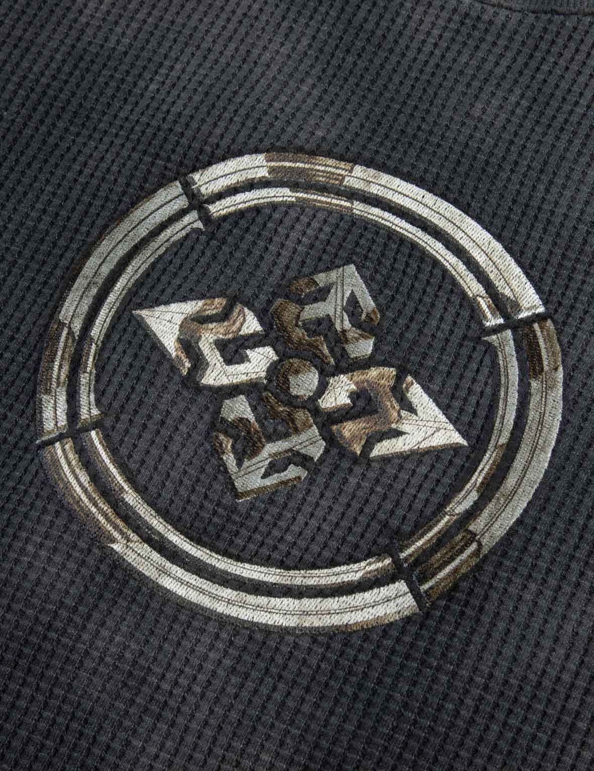 タイダイ家紋刺繍入りのリラックスフィットロングスリーブTシャツ