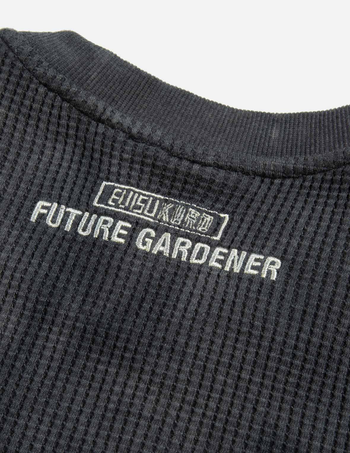 タイダイ家紋刺繍入りのリラックスフィットロングスリーブTシャツ