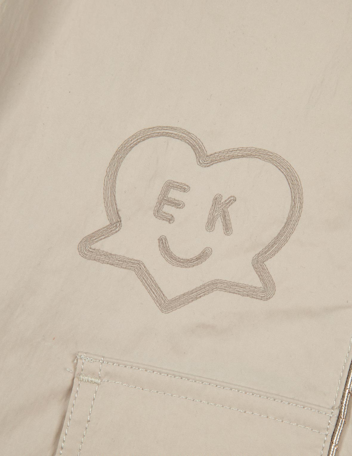 EKロゴとカモメ刺繍リラックスフィットパラシュートパンツ