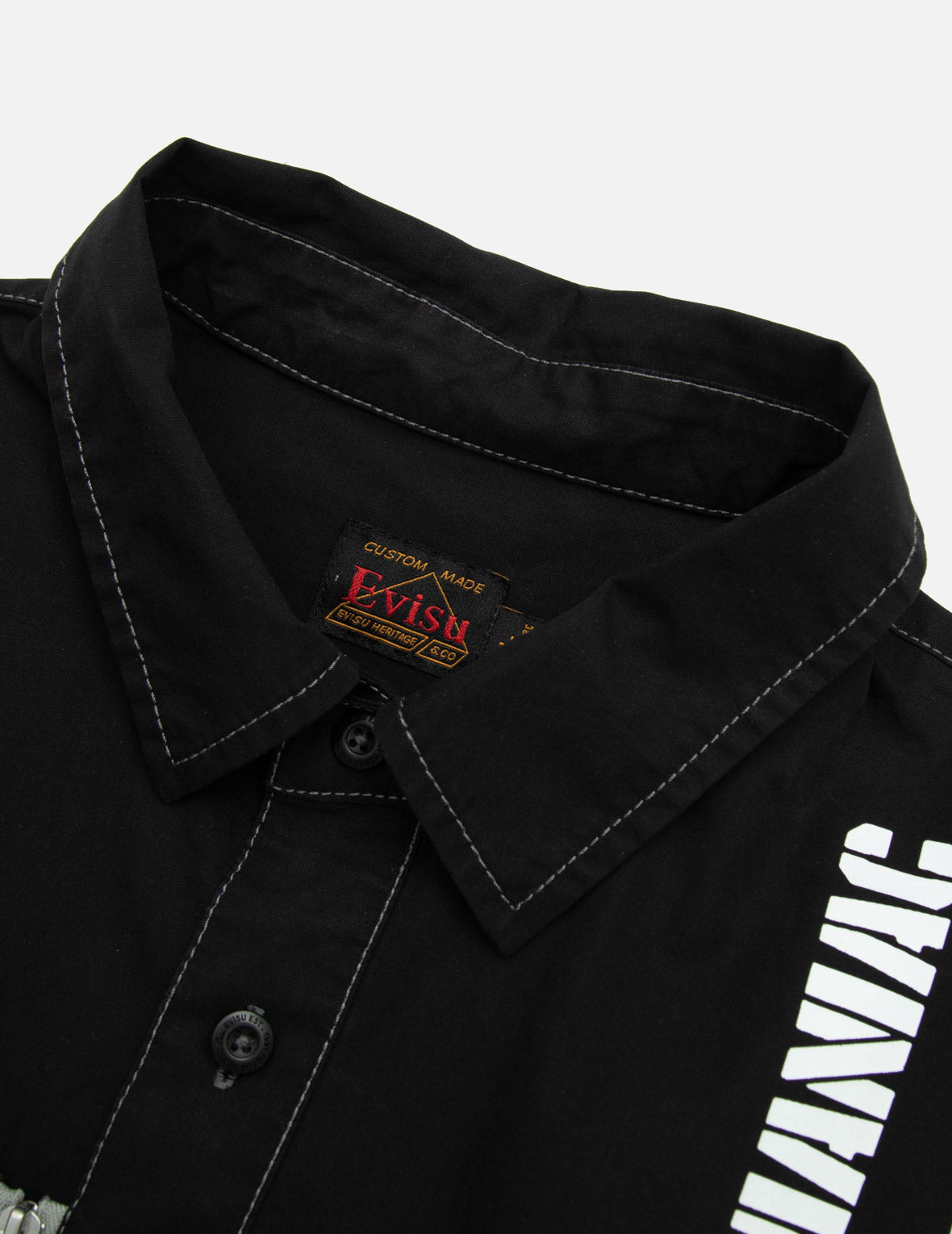 対照的なステッチとマルチプリントのリラックスフィットシャツ