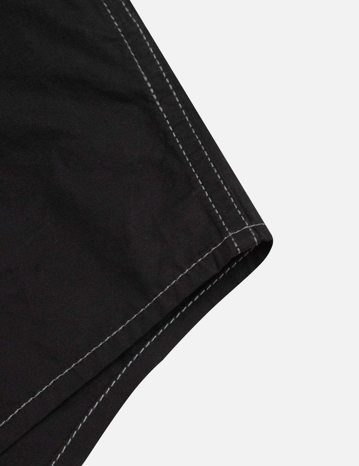 対照的なステッチとマルチプリントのリラックスフィットシャツ