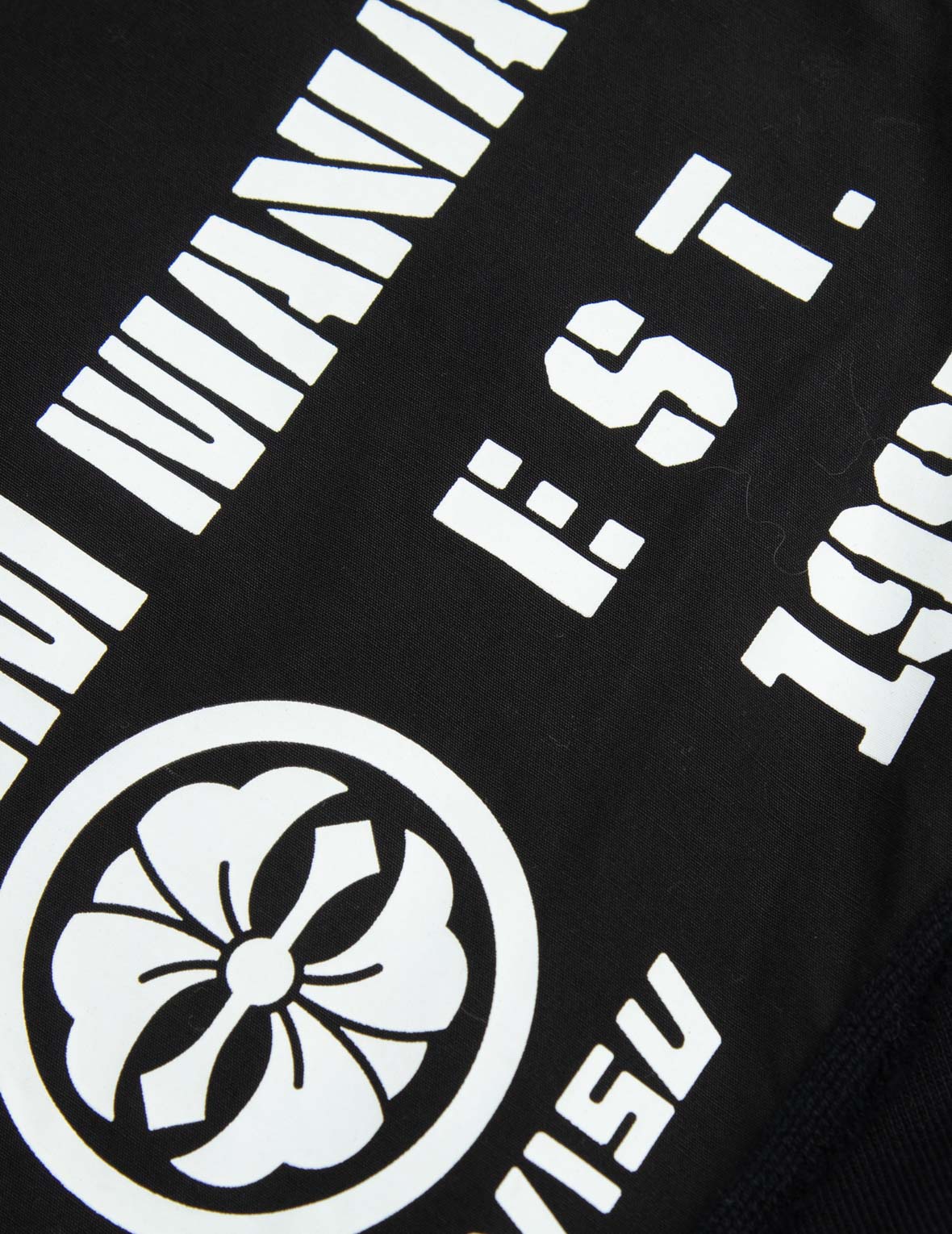 対照的なステッチとマルチプリントのリラックスフィットシャツ