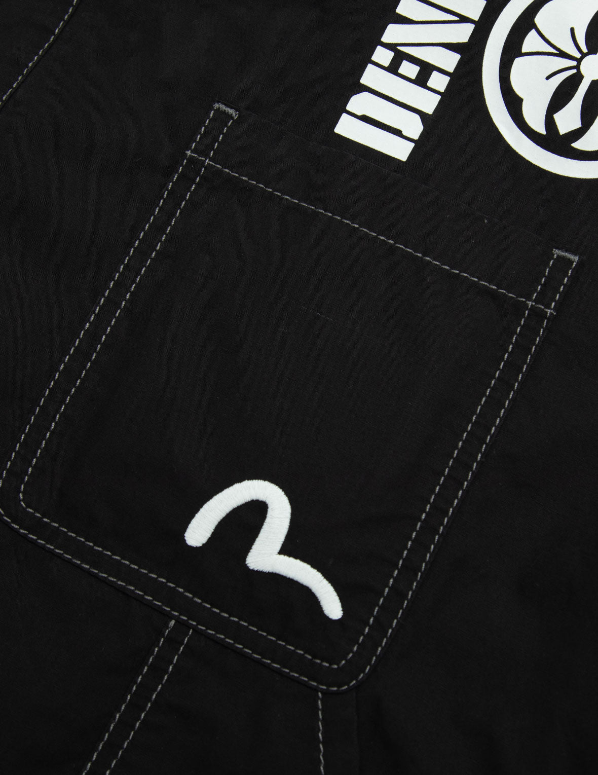 対照的なステッチとマルチプリントのリラックスフィットシャツ