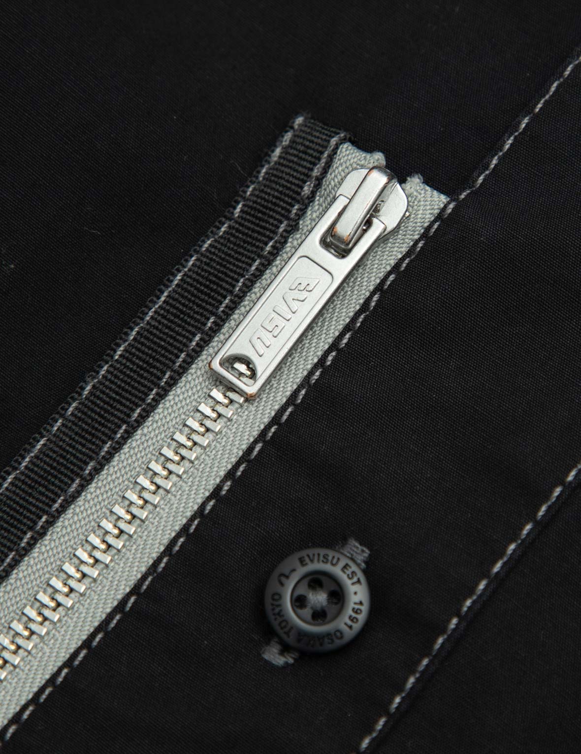 対照的なステッチとマルチプリントのリラックスフィットシャツ