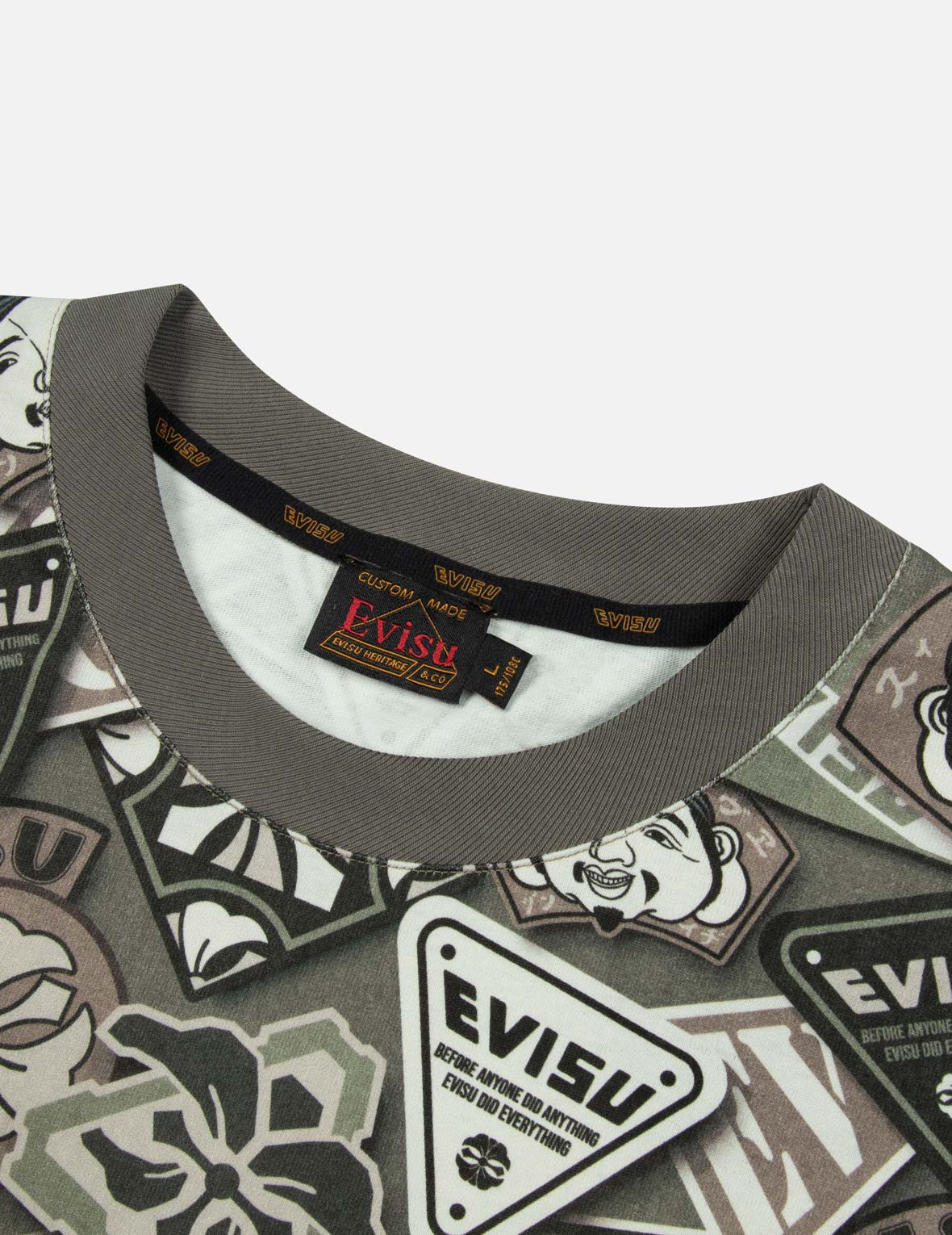 オールオーバーバッジプリントルーズフィットTシャツ