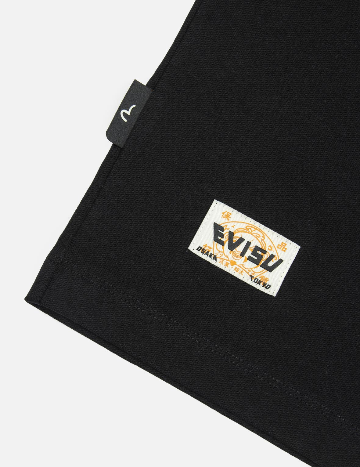 カモメと積み重ねられたバッジプリントの大黒のリラックスフィットTシャツ