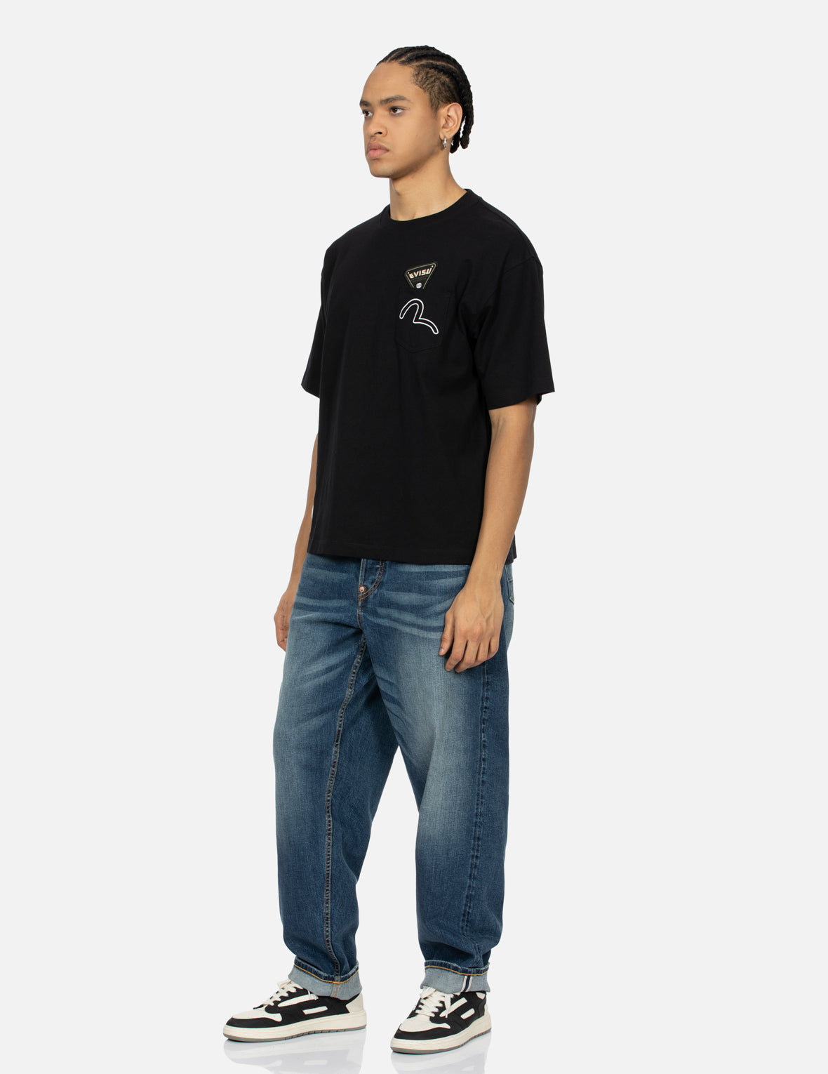 カモメと積み重ねられたバッジプリントの大黒のリラックスフィットTシャツ