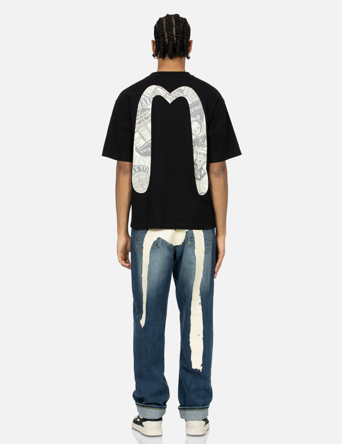 カモメと積み重ねられたバッジプリントの大黒のリラックスフィットTシャツ