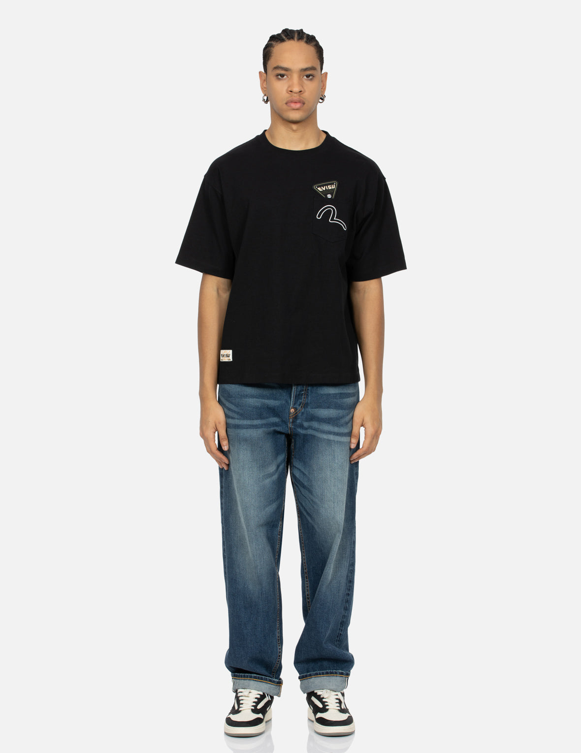 カモメと積み重ねられたバッジプリントの大黒のリラックスフィットTシャツ