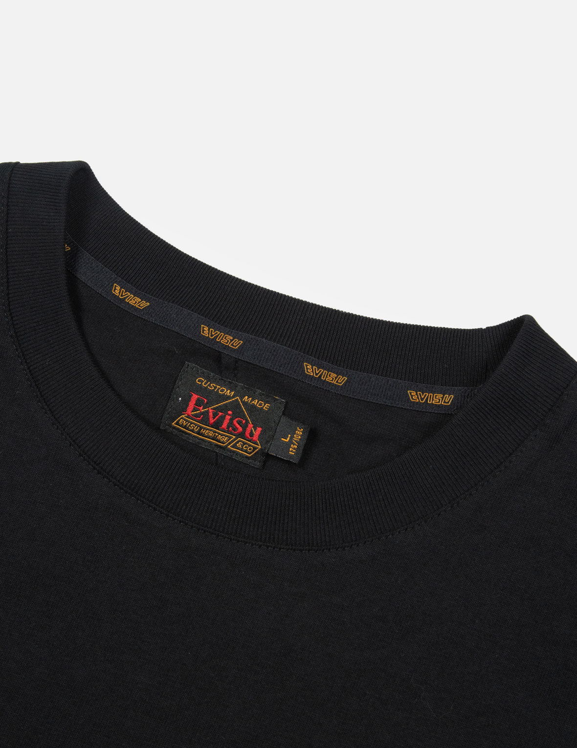 カモメと積み重ねられたバッジプリントの大黒のリラックスフィットTシャツ
