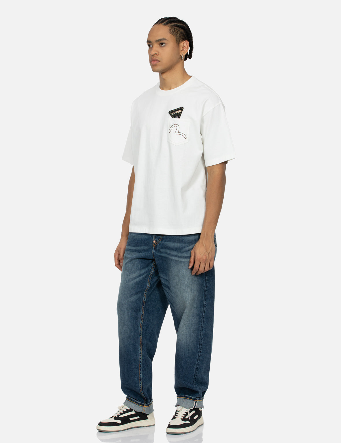 カモメと積み重ねられたバッジプリントの大黒のリラックスフィットTシャツ