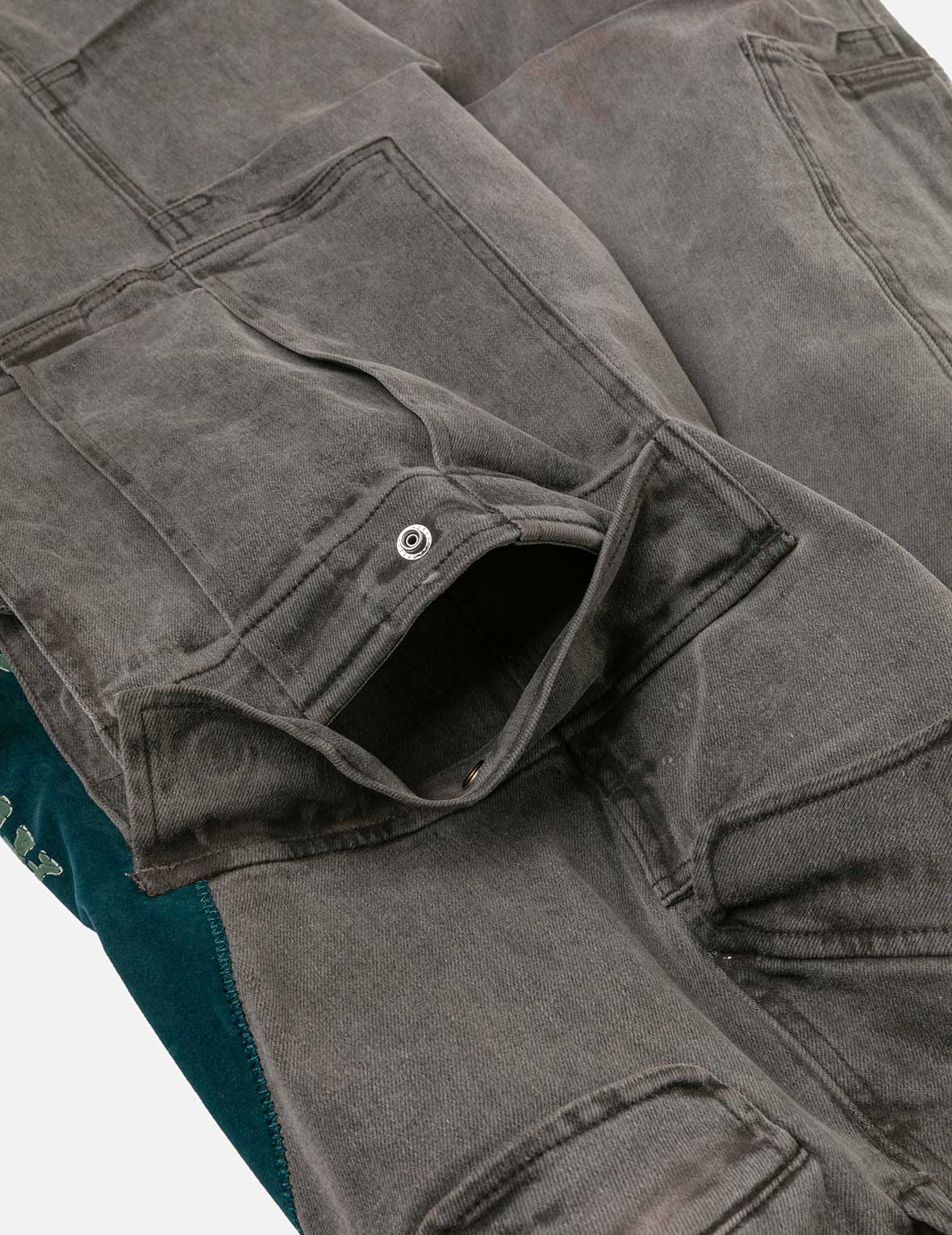 ウォッシュ大黒刺繍ワイドレッグカーゴジーンズ