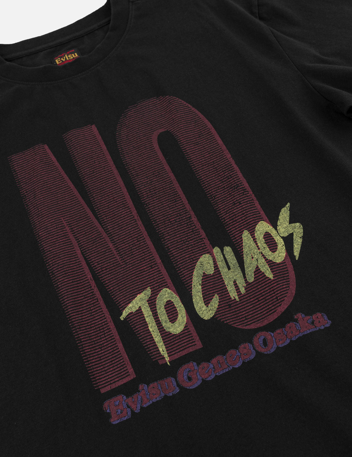 「NO TO CHAOS」プリントTシャツ