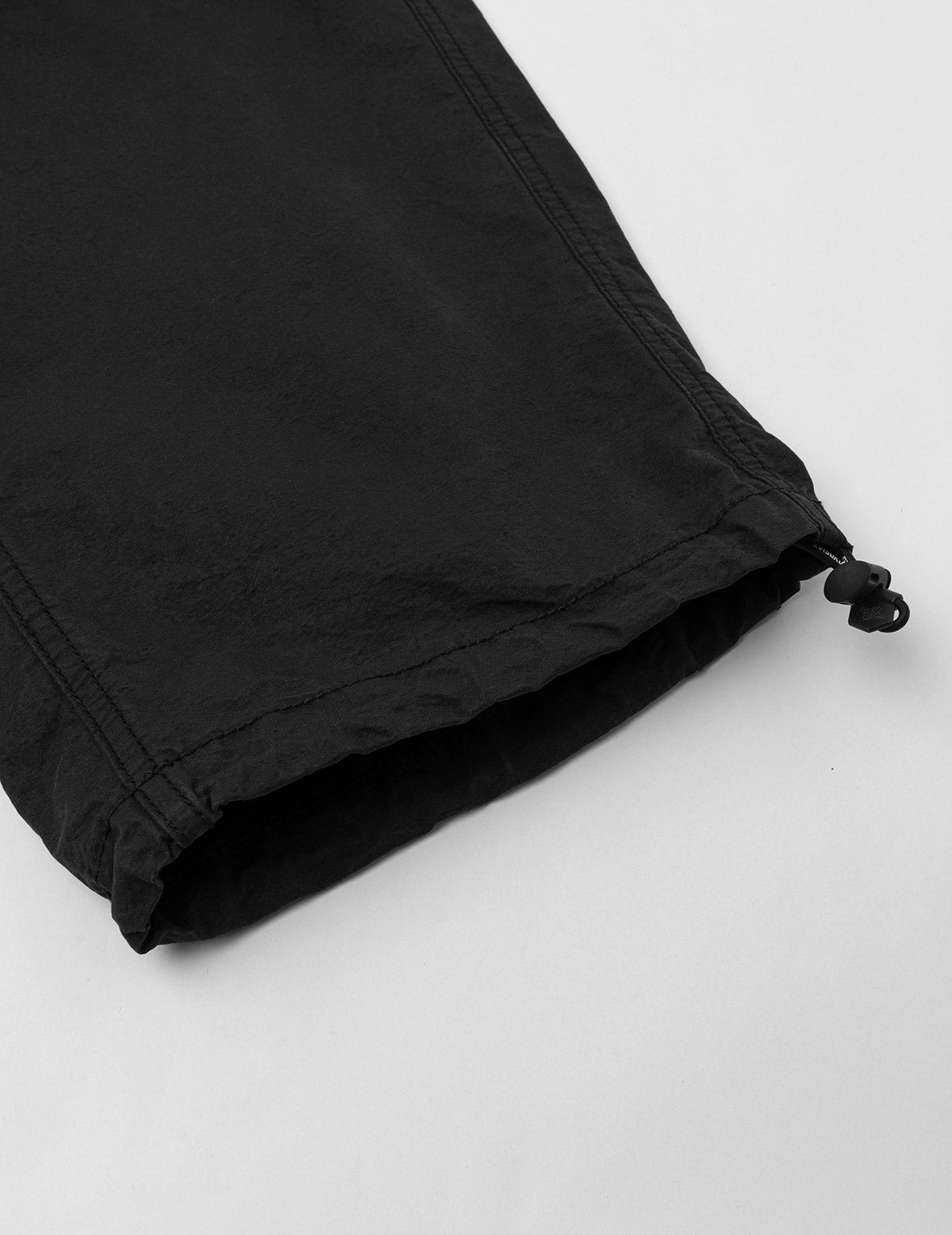 ロゴ刺繍とマルチポケット リラックスフィット カーゴパンツ