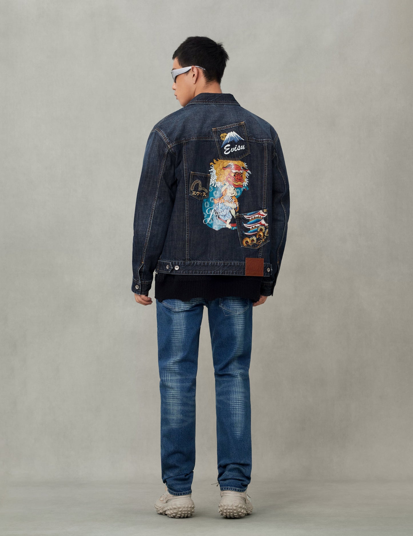 ウォッシュドマルチポケットと獅子舞プリント リラックスフィット デニムジャケット