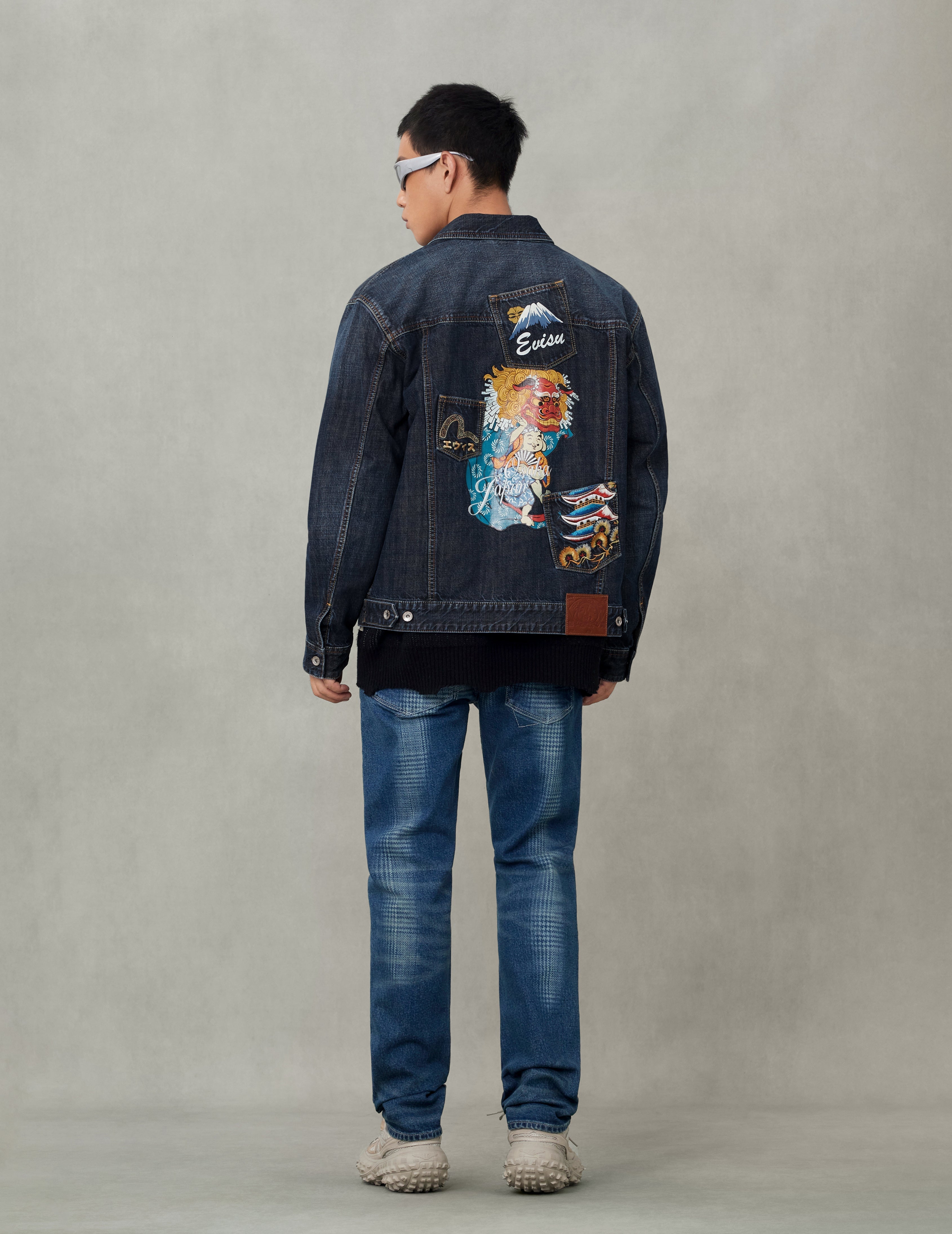 ウォッシュドマルチポケットと獅子舞プリント リラックスフィット デニムジャケット