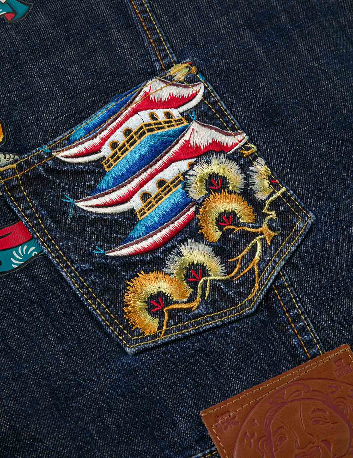 ウォッシュドマルチポケットと獅子舞プリント リラックスフィット デニムジャケット