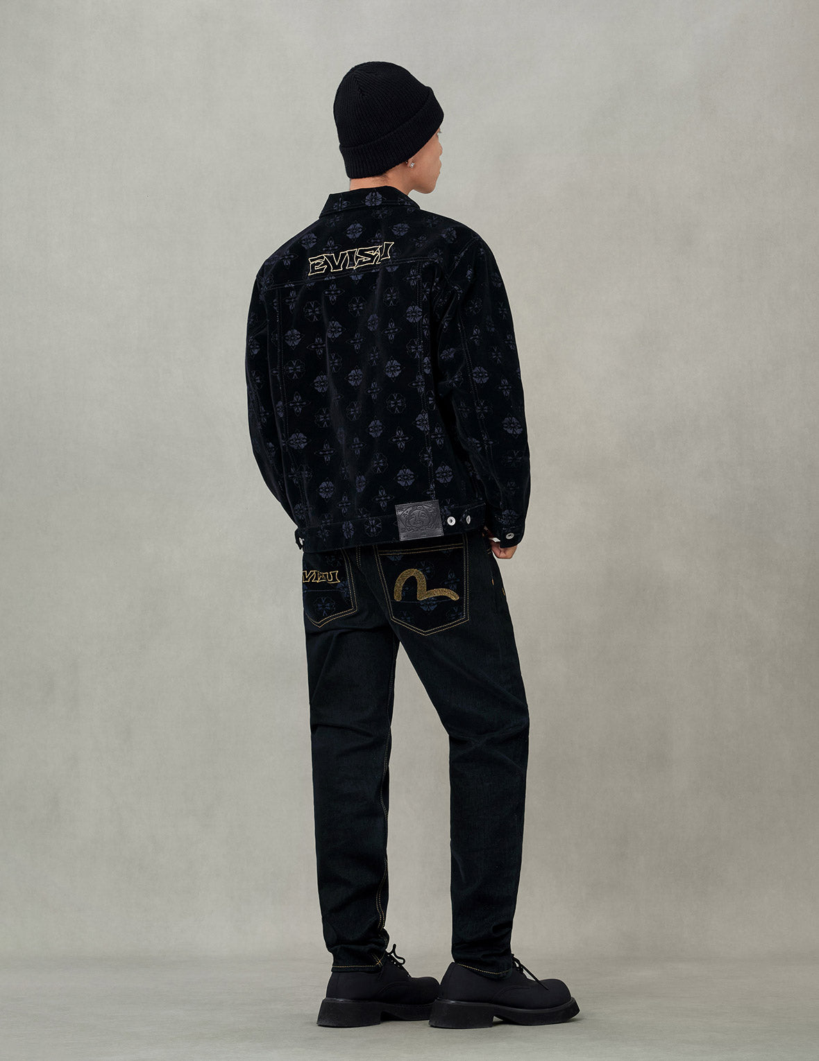 ロゴ刺繍とカモメプリント キャロットフィット ジーンズ #2017 – EVISU
