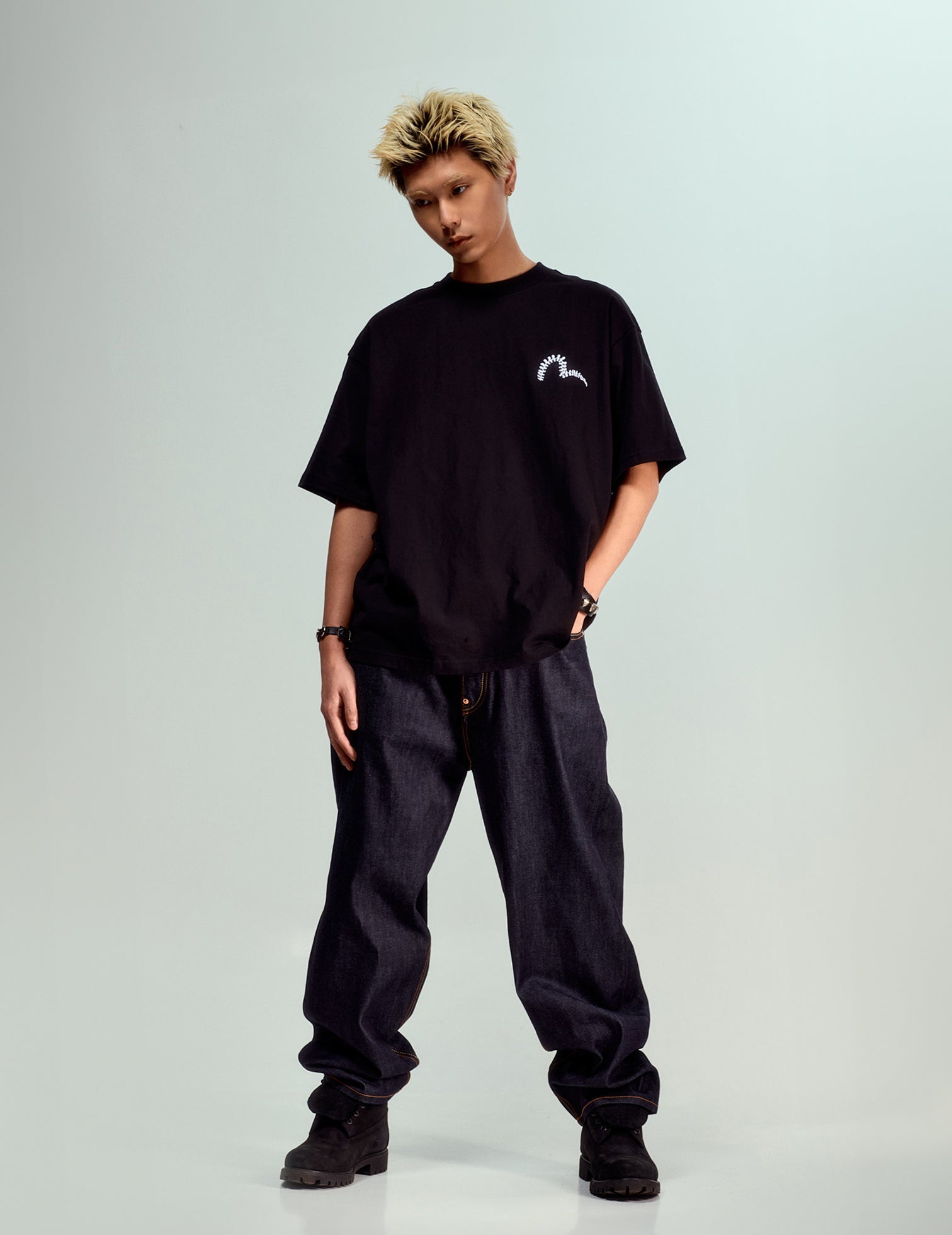 レッド大黒プリント ルーズフィット ジーンズ #2038 – EVISU