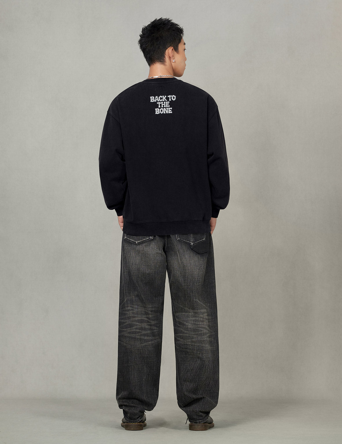 「Back to Bone」とスカルプリント ファッションフィット スウェットシャツ
