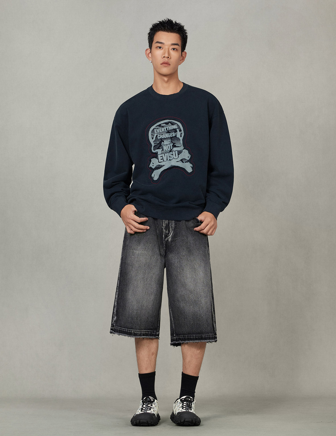 「Back to Bone」とスカルプリント ファッションフィット スウェットシャツ
