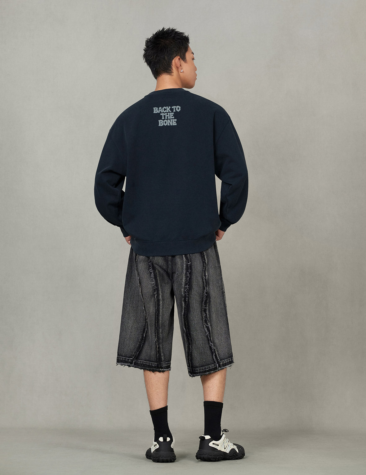 「Back to Bone」とスカルプリント ファッションフィット スウェットシャツ