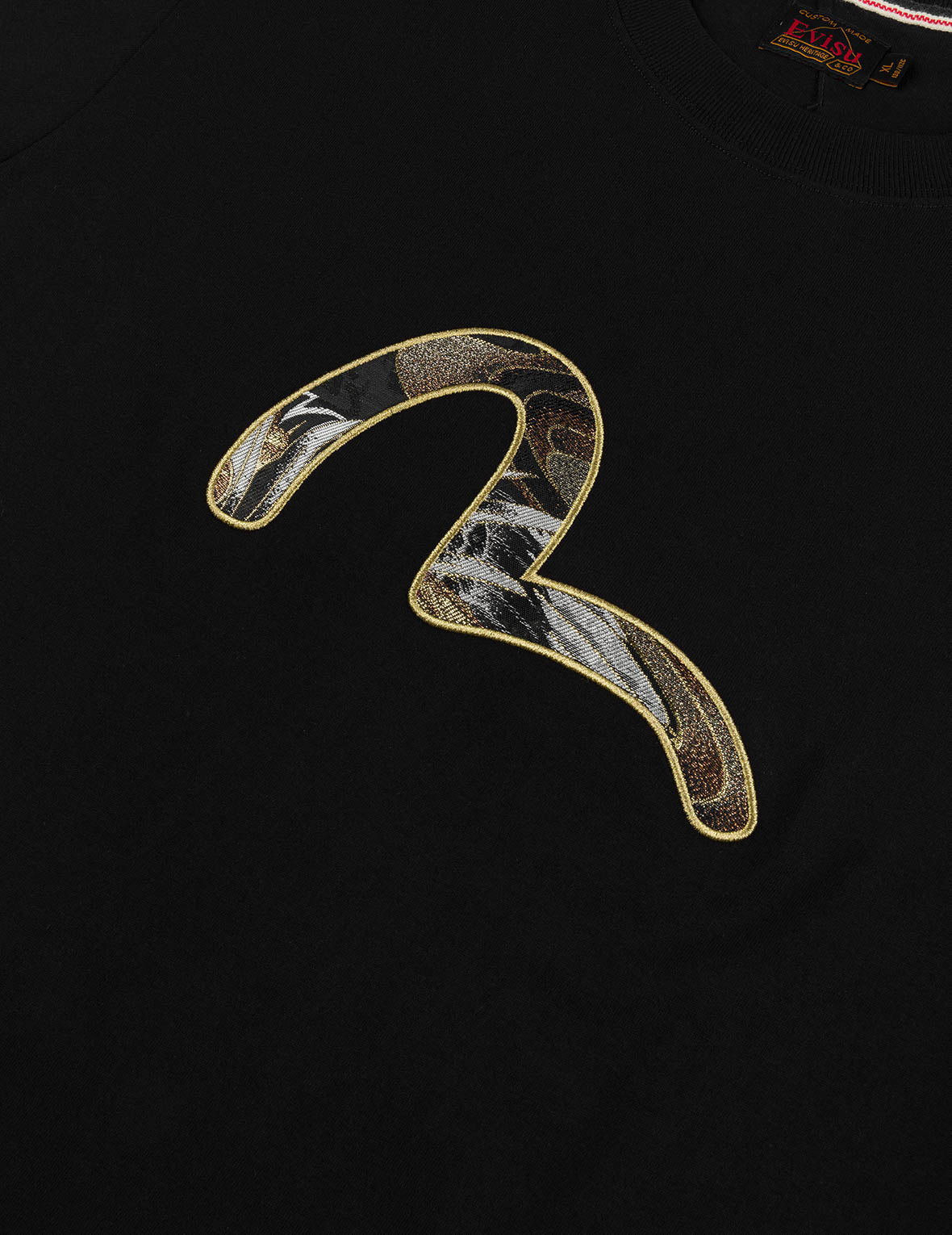 EVISU カモメブロケードアップリケレギュラーフィットTシャツ　ブラック ブロケードカモメアップリケ レギュラーフィットTシャツ – EVISU