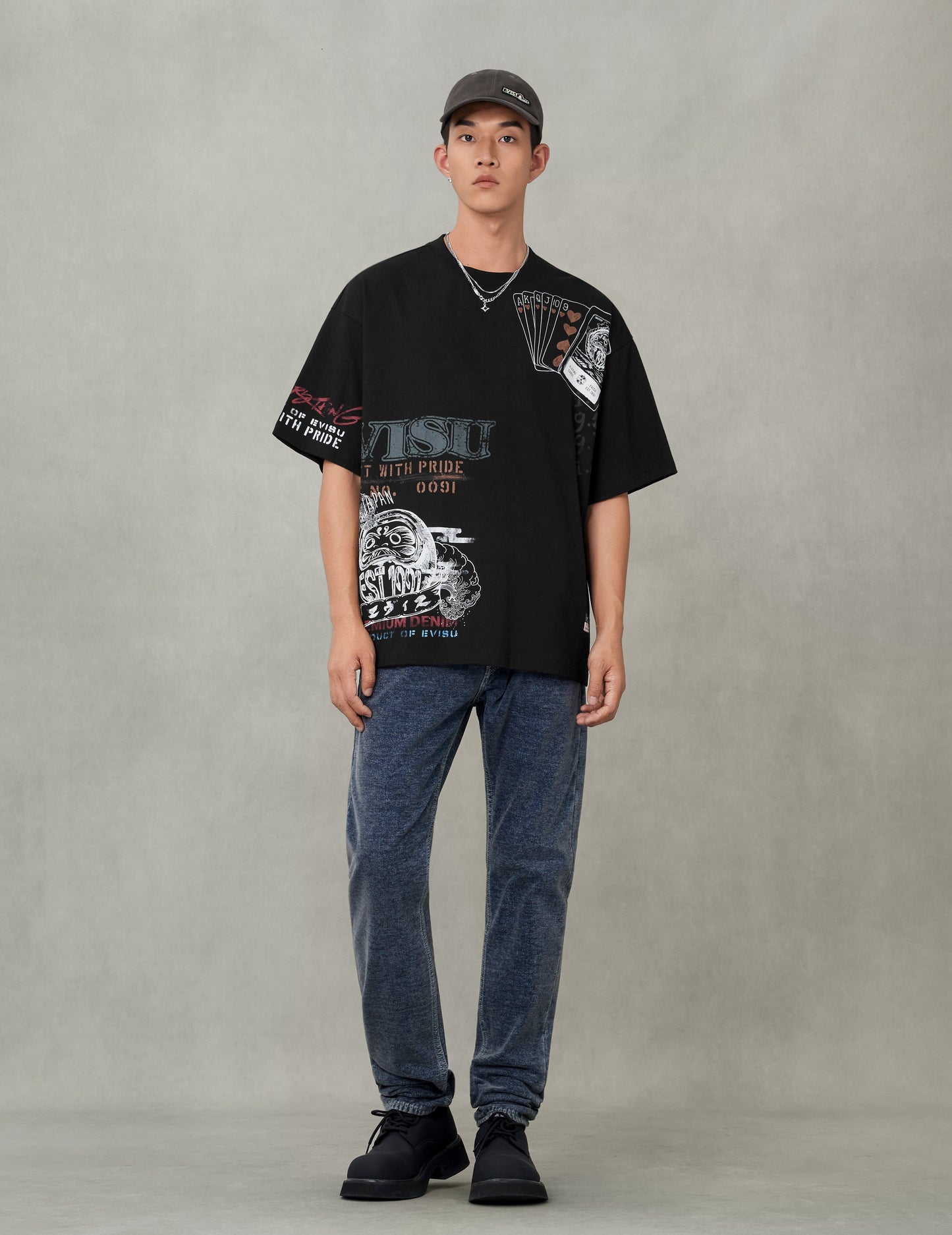 オールオーバー手描きマルチロゴプリント レギュラーフィット Tシャツ