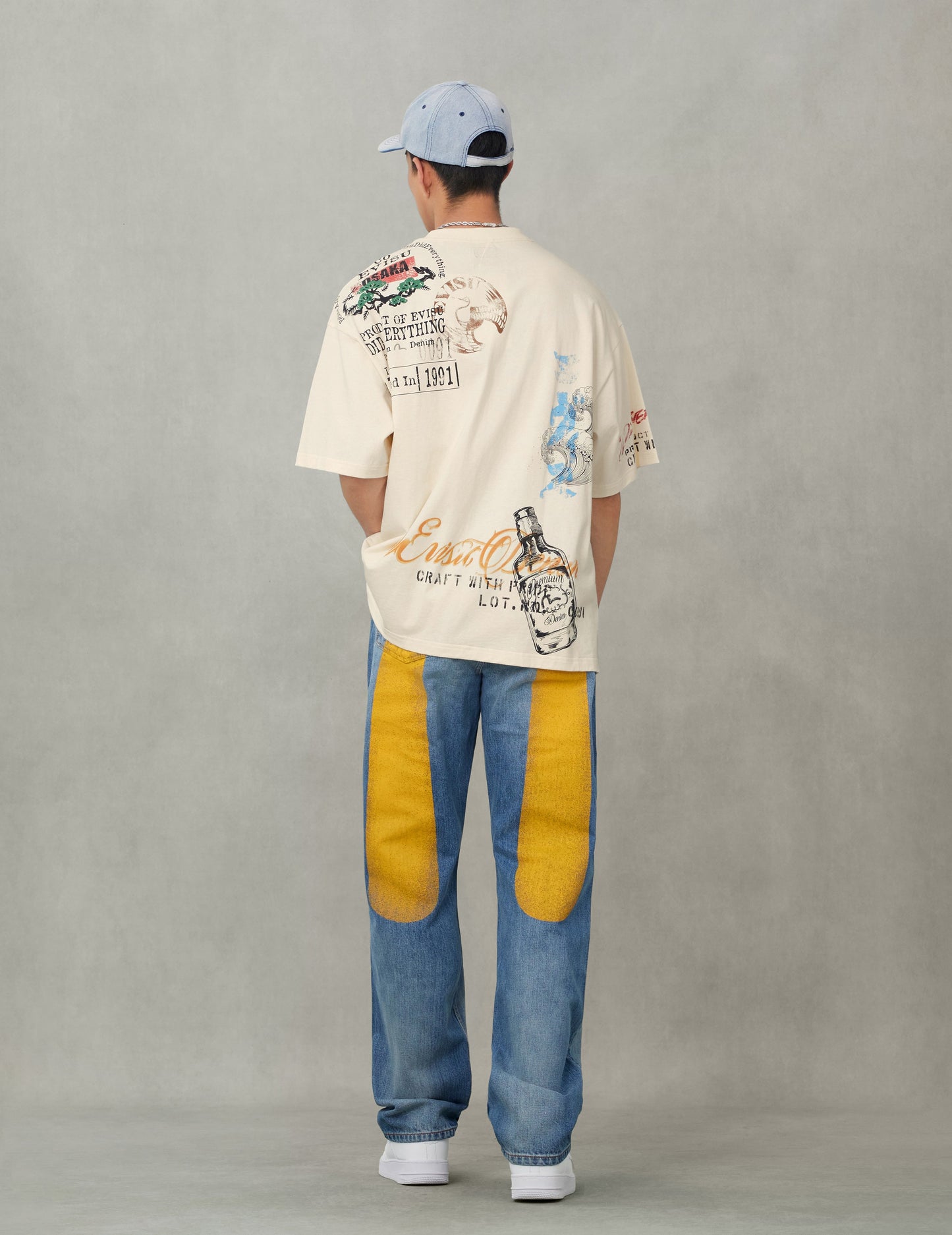 オールオーバー手描きマルチロゴプリント レギュラーフィット Tシャツ