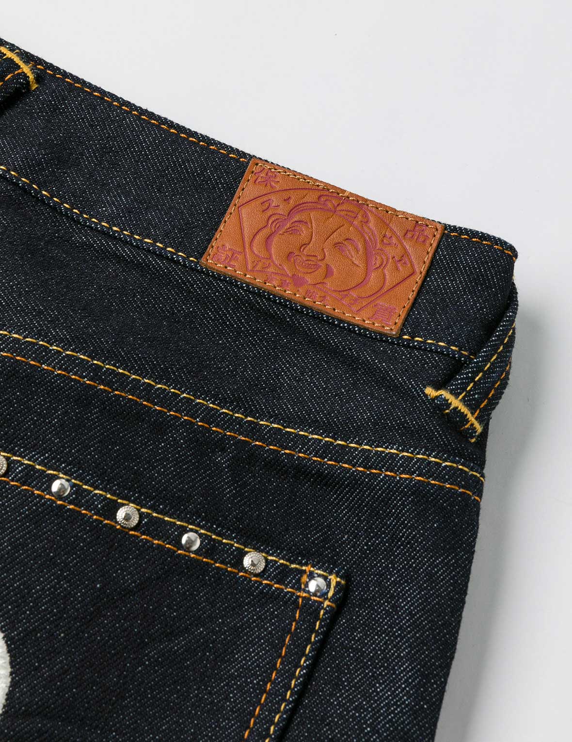 カモメ刺繍とメタルスタッズ リラックスフィット ジーンズ