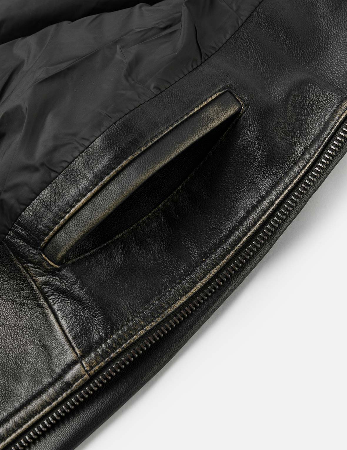 極上 レザー ジャケット ロゴエンボス 黒 本革 肩パッドなし ロゴエンボス クロップドレザージャケット – EVISU