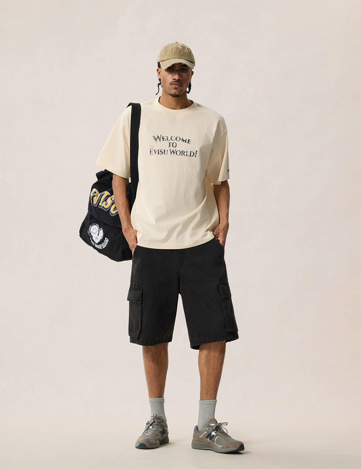 カウボーイブーツとハットスタンプTシャツ