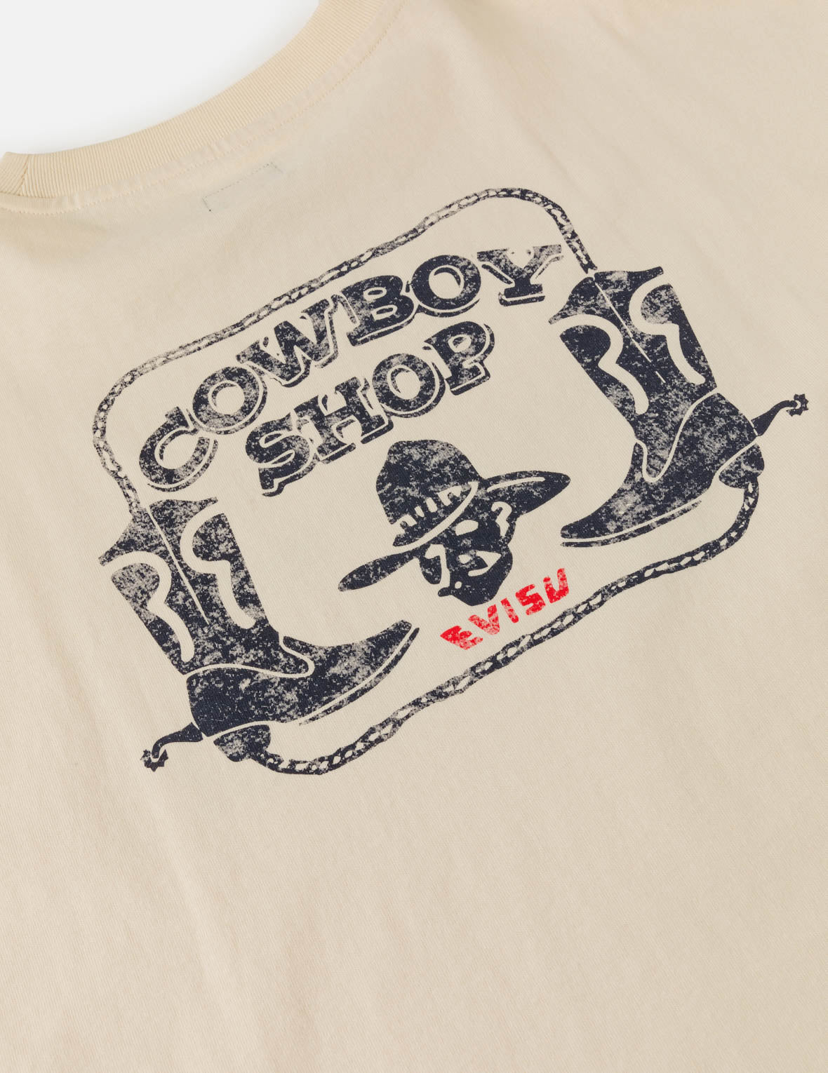 カウボーイブーツとハットスタンプTシャツ