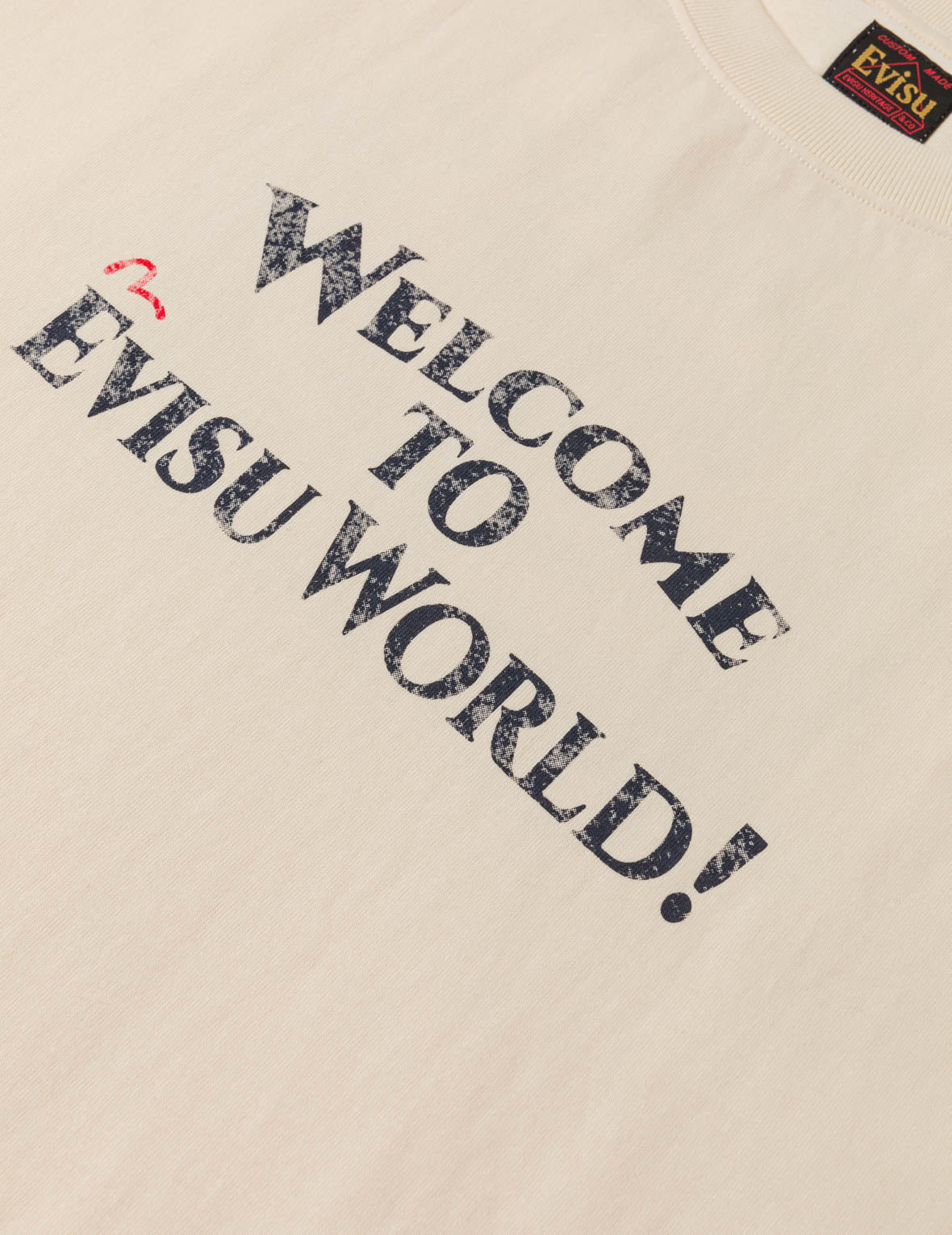 カウボーイブーツとハットスタンプTシャツ