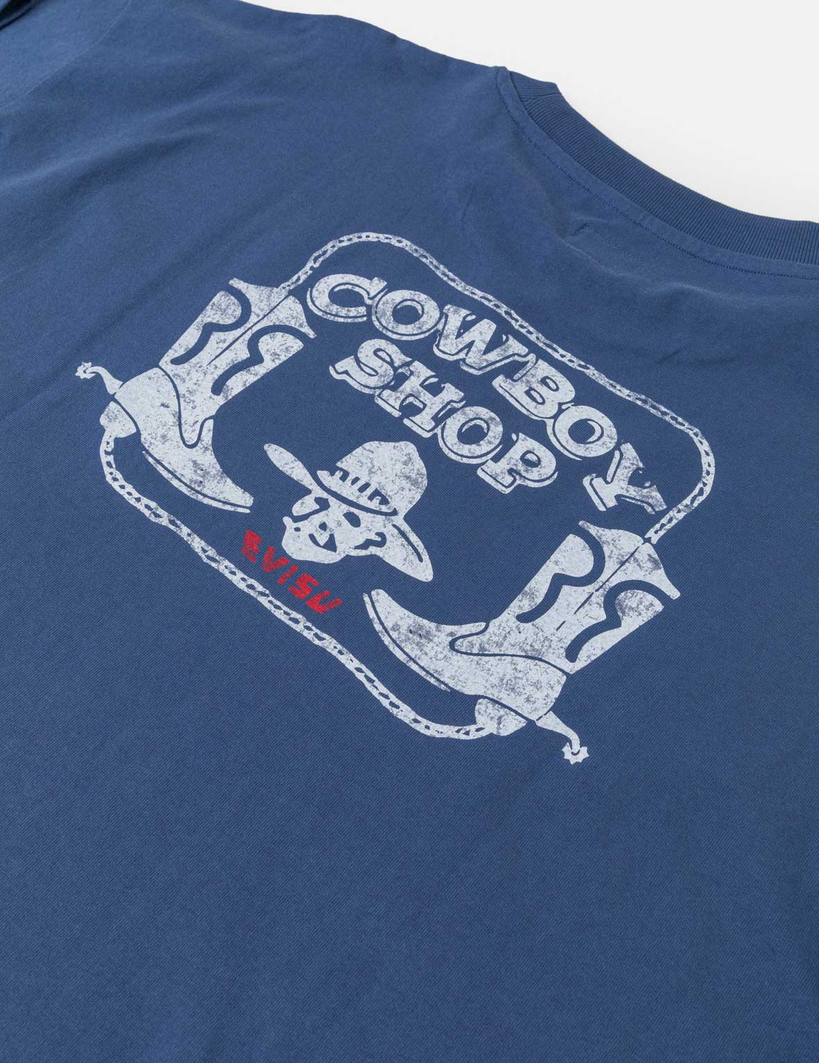 カウボーイブーツとハットスタンプTシャツ