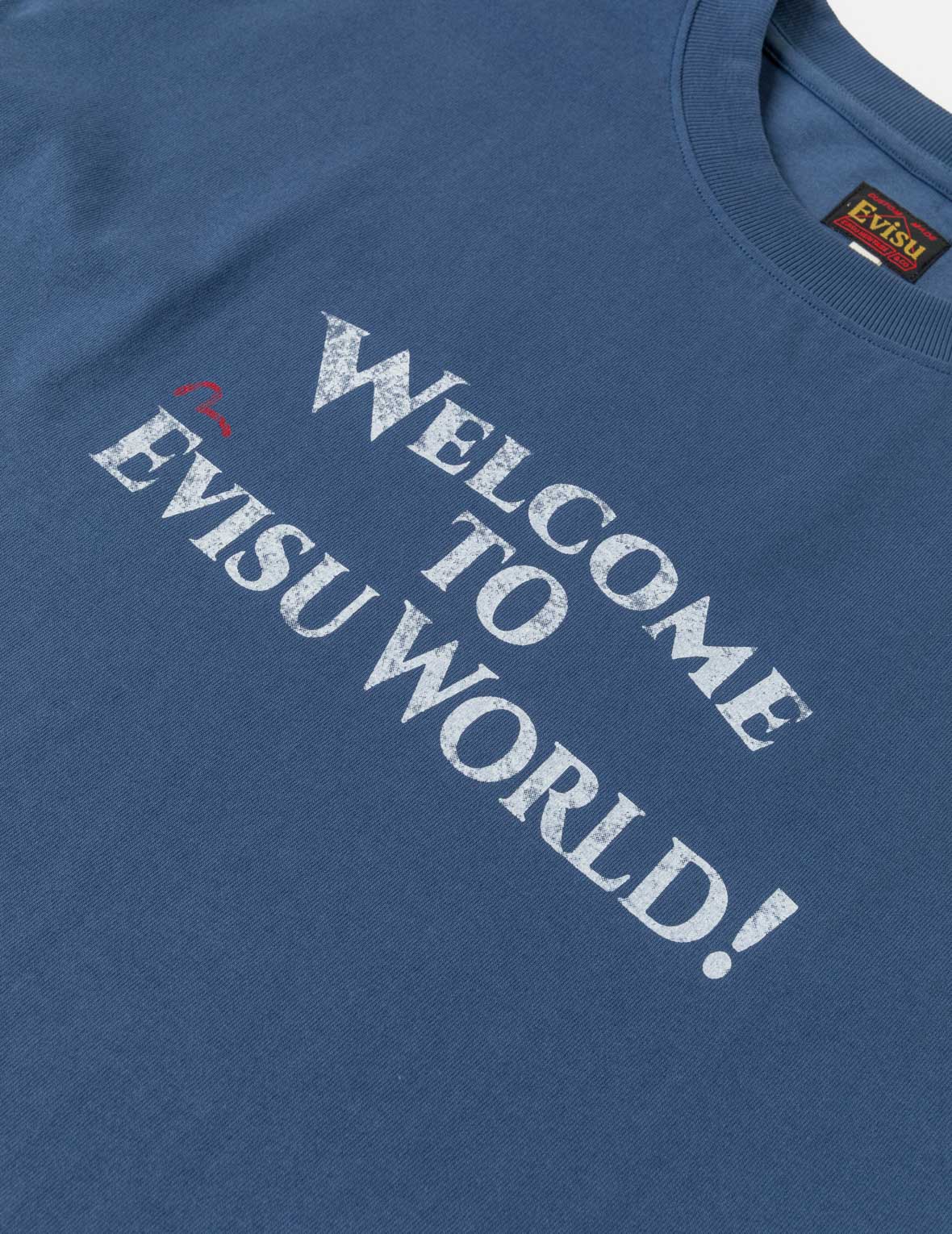 カウボーイブーツとハットスタンプTシャツ