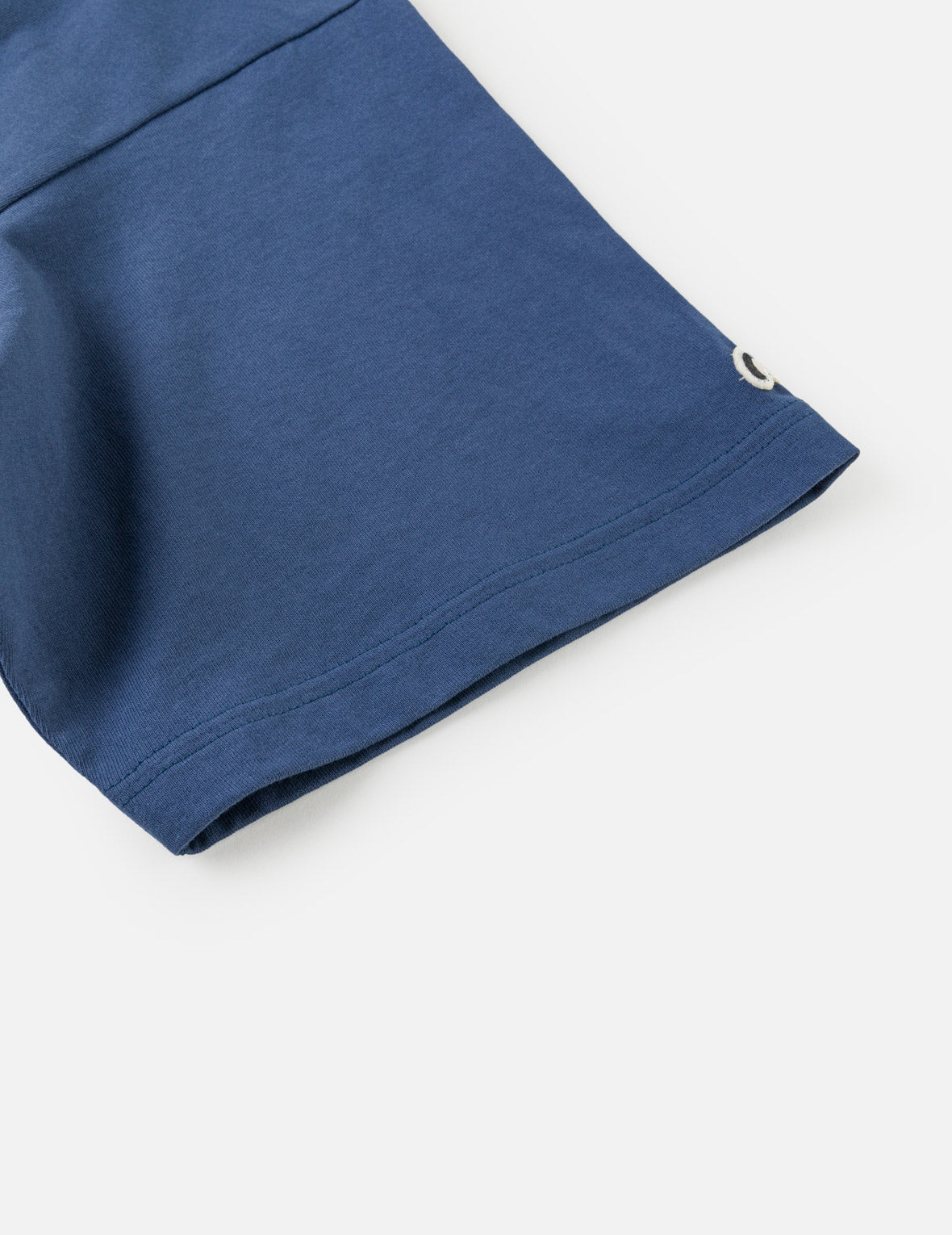 カウボーイブーツとハットスタンプTシャツ