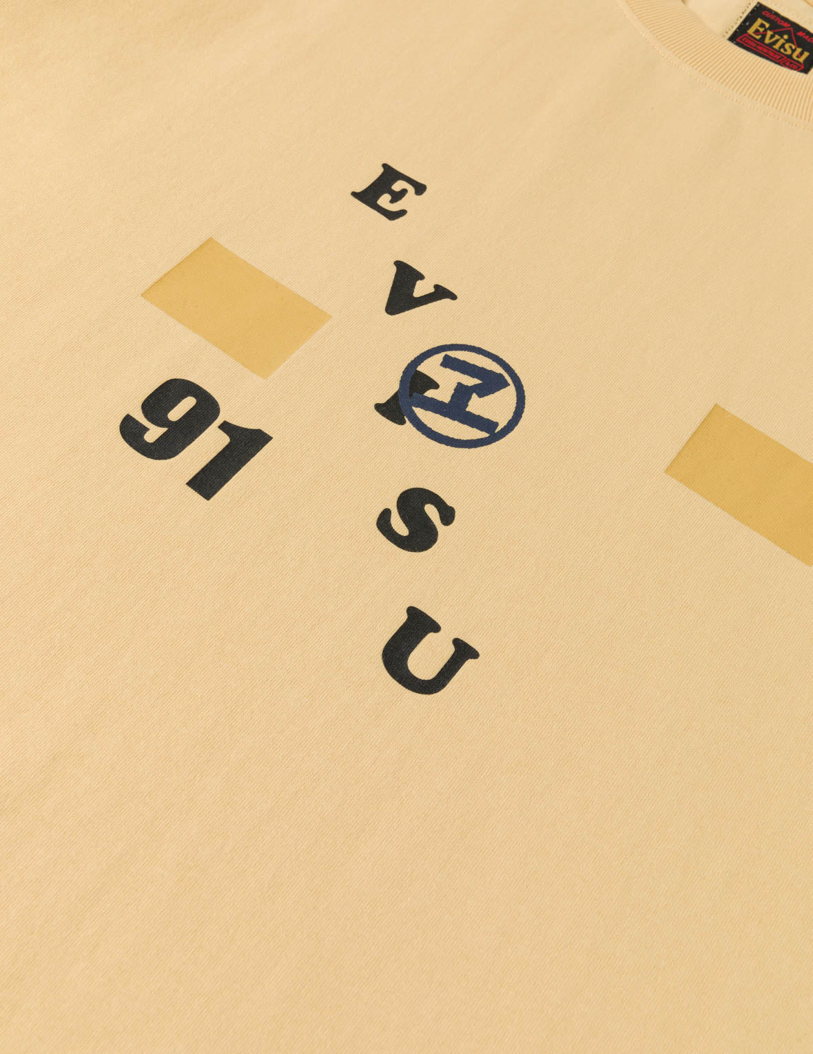 デセントラライズドロゴとエンボスドシーTシャツ