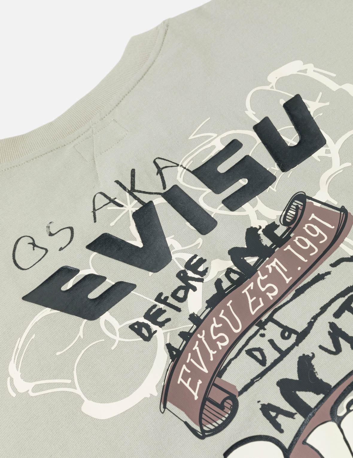 グラフィティロゴと仏頭プリントTシャツ