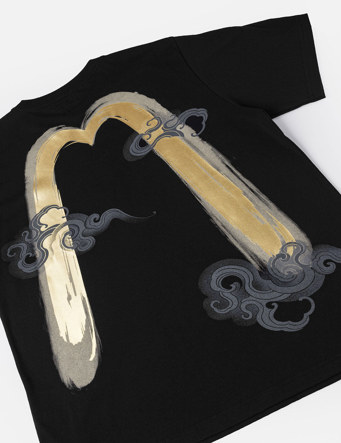 雲と金色大黒 Tシャツ